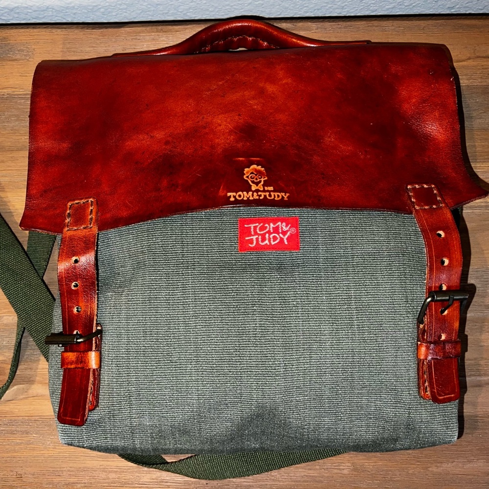 NEW leather and canvas Tom and Judy messenger bag NEW